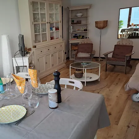 Apartmán Cozy One-bedroom With Extra Sofa Bed In The Center Of T128 *